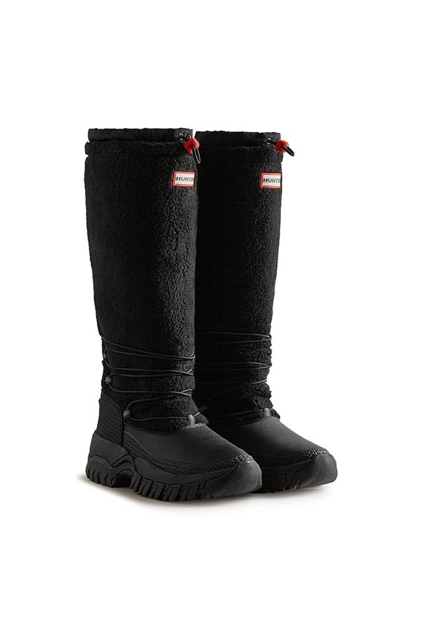 [WOMEN] 시어링 인슐레이티드 톨 스노우부츠 - 블랙 WFT2204HERBLK는 여성용 블랙 색상의 스노우부츠입니다. 시어링 소재와 플랫 굽으로, 겨울철 보온과 방한 기능을 갖춰 스노우 스포츠 및 일상생활에서 활용하기 좋습니다. 지퍼형으로 간편하게 착용 가능하며, 무지 디자인에 라운드 앞코로 캐주얼, 미니멀, 클래식 스타일을 연출할 수 있습니다. 여행룩, 휴가룩, 캠핑룩 등 다양한 TPO에 매치하여 따뜻하고 스타일리시하게 연출해보세요.
