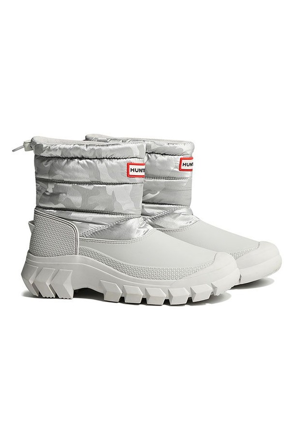 [WOMEN] 인트레피드 리플렉티브 카모 숏 스노우부츠 - 패턴그레이 WFS1004PCTPTG는 여성용 스노우부츠입니다. 캐주얼, 고프코어, 스포티 스타일을 연출하기 좋으며, 여행, 휴가, 캠핑 등 다양한 TPO에 활용 가능합니다. 라운드 앞코에 나일론 소재, 기모 안감으로 따뜻함을 더하고 플랫 굽으로 편안한 착용감을 제공합니다. 카모 패턴과 리플렉티브(재귀반사) 기능, 조임 끈으로 편의성을 높였으며, 방수 및 보온 기능으로 겨울철 야외 활동에 적합합니다. 숏 탑라인으로 활동성을 더했습니다.
