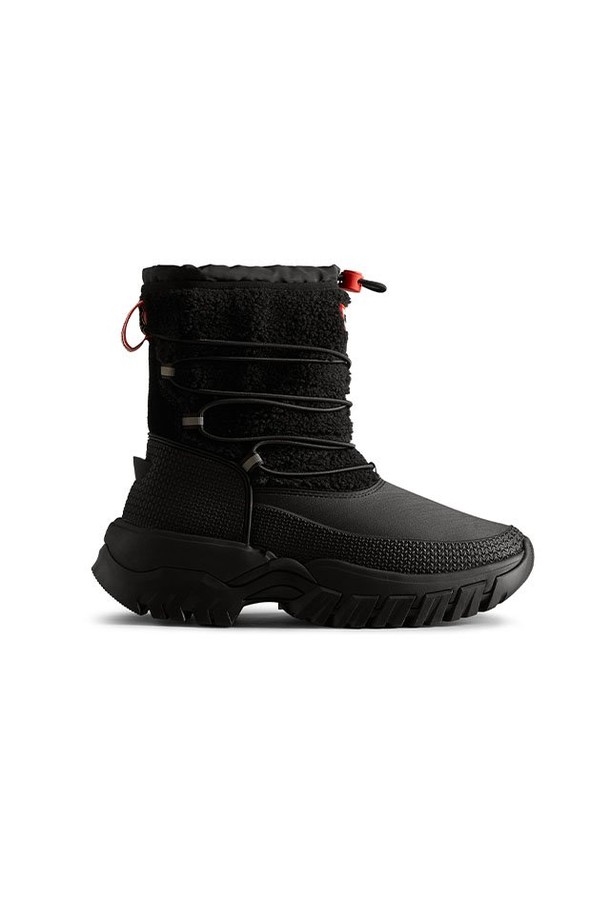 [WOMEN] 시어링 인슐레이티드 숏 스노우부츠 - 블랙 WFS2204HERBLK는 여성용 스노우부츠입니다. 겨울철 스노우 스포츠 및 일상생활에서 활용하기 좋으며, 라운드 앞코에 지퍼 여밈으로 편안하게 착용할 수 있습니다. 블랙 색상의 무지 디자인으로 다양한 룩에 매치하기 용이하며, 숏 기장으로 활동성을 높였습니다. 나일론 소재에 시어링 안감, 인슐레이티드 기능으로 보온, 방수, 방한 기능을 갖춰 추운 날씨에도 따뜻하게 발을 보호해 줍니다. 여행, 휴가, 캠핑 등 다양한 TPO와 캐주얼, 미니멀, 고프코어 스타일을 즐겨 입는 분들께 추천합니다.
