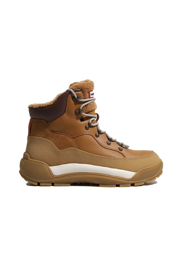 [MEN] 익스플로러 레더 부츠 - 탠브라운/화이트윌로우 MFS2335LEATBM은 남성용 부츠입니다. 탠브라운과 화이트 컬러 배색에 가죽 소재로 제작되어 있으며, 일상 및 하이킹에 적합합니다. 라운드 앞코와 레이스업 디자인, 견고한 밑창이 특징이며 아웃도어 스타일을 연출합니다. 가을, 겨울 계절에 어울리며, 클래식, 워크웨어, 캐주얼 스타일을 즐기는 분들께 추천합니다. 여행룩과 캠핑룩에 매치하여 멋을 더할 수 있습니다.
