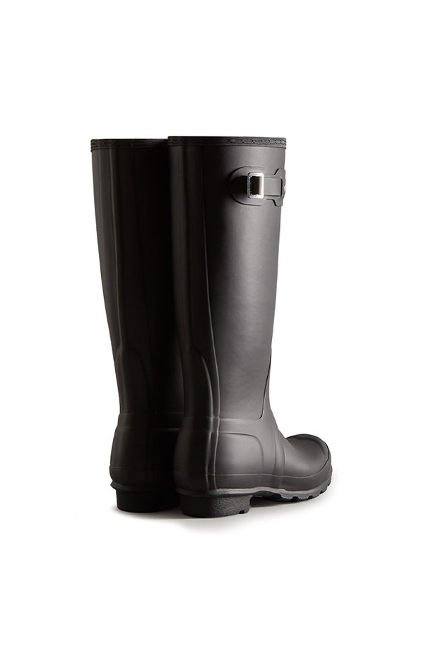 [WOMEN] 오리지날 인슐레이티드 톨 부츠 - 블랙 WFT2041RMABLK는 여성용 부츠로, 가을과 겨울에 착용하기 좋습니다. 블랙 컬러의 라운드 앞코 디자인에 방수 기능과 인슐레이티드 안감을 사용하여 일상생활은 물론 출근룩에도 활용 가능합니다. 플랫 굽에 무지 패턴으로 미니멀, 클래식, 캐주얼 스타일을 연출하기 용이합니다. 주요 소재는 고무이며, 톨 탑라인 디자인이 특징입니다.
