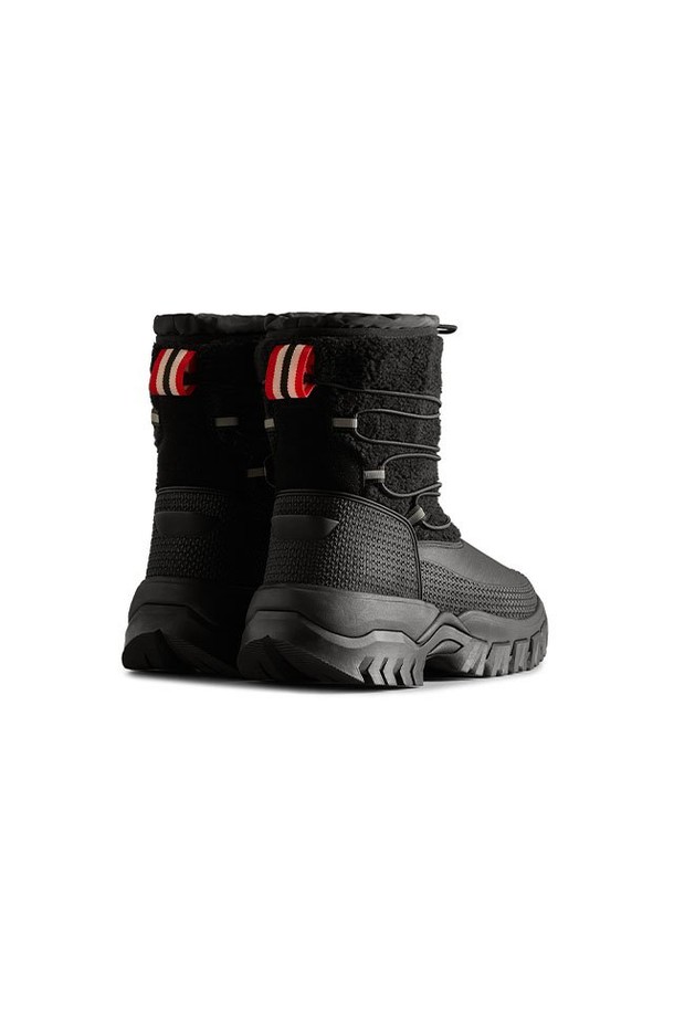 [WOMEN] 시어링 인슐레이티드 숏 스노우부츠 - 블랙 WFS2204HERBLK는 여성용 스노우부츠입니다. 겨울철 스노우 스포츠 및 일상생활에서 활용하기 좋으며, 라운드 앞코에 지퍼 여밈으로 편안하게 착용할 수 있습니다. 블랙 색상의 무지 디자인으로 다양한 룩에 매치하기 용이하며, 숏 기장으로 활동성을 높였습니다. 나일론 소재에 시어링 안감, 인슐레이티드 기능으로 보온, 방수, 방한 기능을 갖춰 추운 날씨에도 따뜻하게 발을 보호해 줍니다. 여행, 휴가, 캠핑 등 다양한 TPO와 캐주얼, 미니멀, 고프코어 스타일을 즐겨 입는 분들께 추천합니다.
