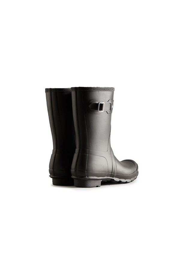 [WOMEN] 오리지널 인슐레이티드 숏 부츠 - 블랙 WFS2048RMABLK는 여성 고객을 위한 방수 기능의 블랙 컬러 부츠입니다. 라운드 토우 디자인에 플랫 굽으로 편안함을 강조했으며, 안감은 인슐레이티드 처리되어 가을, 겨울철에도 따뜻하게 착용할 수 있습니다. 미니멀, 클래식, 캐주얼 스타일의 출근룩에 잘 어울리며, 오픈형 디자인의 숏 부츠입니다. 주요 소재는 고무이며, 무지 패턴으로 어떤 스타일에도 매치하기 용이합니다.
