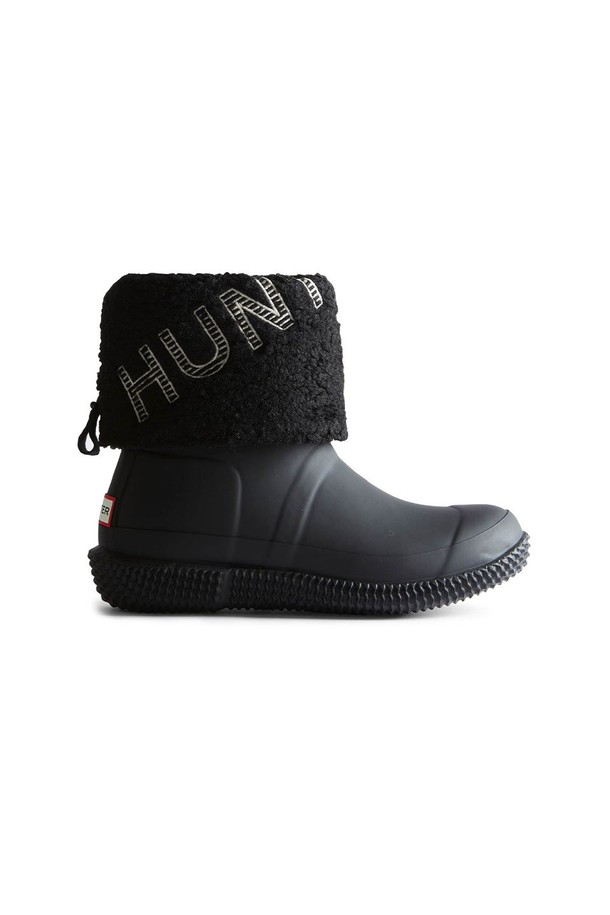 [WOMEN] 인앤아웃 인슐레이티드 헌터로고 스티치 부츠 - 블랙/화이트윌로우 WFS2241NREBWI는 여성용 부츠입니다. 라운드 토우 디자인에 블랙과 화이트 컬러 배색이 돋보이며, 앵클 탑라인으로 다리가 더욱 슬림해 보이는 효과를 줍니다. 방수 및 보온 기능을 갖춘 인슐레이티드 소재로 제작되어 가을, 겨울철에도 따뜻하고 쾌적하게 착용할 수 있습니다. 플랫 굽에 지퍼형 여밈으로 편안한 착용감을 선사하며, 미니멀, 클래식, 캐주얼 스타일 모두에 잘 어울립니다. 출근룩과 데이트룩에 다양하게 활용할 수 있는 실용적인 부츠입니다.
