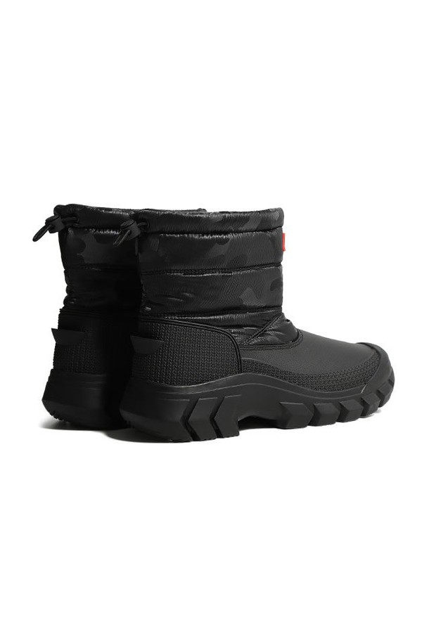 [WOMEN] 인트레피드 리플렉티브 카모 숏 스노우부츠 - 블랙 WFS1004PCTBLK는 여성용 겨울 스노우부츠입니다. 블랙 컬러에 카모 패턴이 적용되었으며, 나일론 소재와 벨크로형 여밈으로 편안한 착용감을 제공합니다. 숏 기장의 디자인으로 활동성과 보온성을 동시에 잡았으며, 기모 안감과 리플렉티브, 방수 기능이 특징입니다. 캐주얼, 고프코어, 스포티 스타일을 즐기는 분들께 여행룩, 휴가룩, 캠핑룩에 매치하기 좋은 아이템입니다. 로우힐 플랫 굽으로 편안함을 더했습니다.
