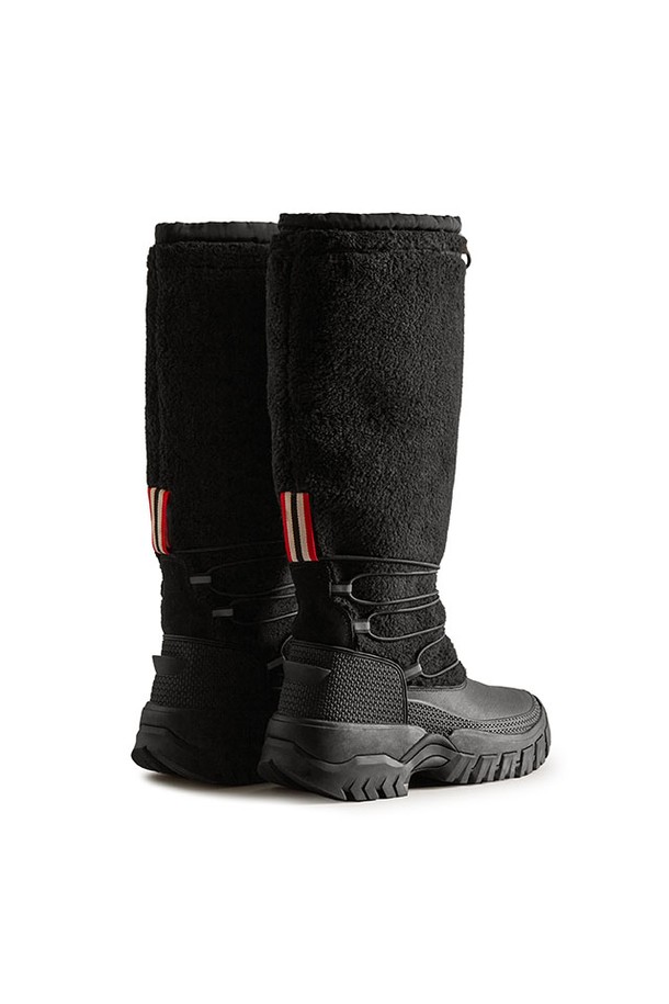 [WOMEN] 시어링 인슐레이티드 톨 스노우부츠 - 블랙 WFT2204HERBLK는 여성용 블랙 색상의 스노우부츠입니다. 시어링 소재와 플랫 굽으로, 겨울철 보온과 방한 기능을 갖춰 스노우 스포츠 및 일상생활에서 활용하기 좋습니다. 지퍼형으로 간편하게 착용 가능하며, 무지 디자인에 라운드 앞코로 캐주얼, 미니멀, 클래식 스타일을 연출할 수 있습니다. 여행룩, 휴가룩, 캠핑룩 등 다양한 TPO에 매치하여 따뜻하고 스타일리시하게 연출해보세요.
