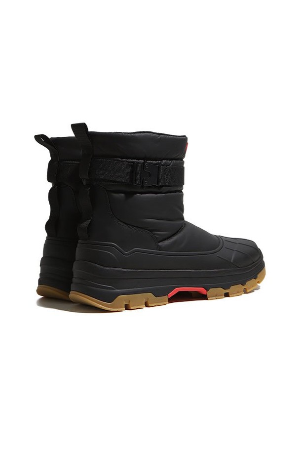 [MEN] 인트레피드 버클 숏 스노우부츠 - 블랙 MFS1000NYRBUU는 남성용 스노우부츠입니다. 겨울철 스노우 스포츠 및 일상생활에서 활용하기 좋으며, 방수 및 보온 기능이 탁월합니다. 라운드 앞코에 플랫 굽, 숏 탑라인 디자인으로 활동성을 높였으며, 버클 여밈 방식으로 간편하게 착용할 수 있습니다. 겉감은 나일론 소재, 내부는 기모 안감으로 제작되어 추운 날씨에도 따뜻하게 발을 보호합니다. 여행룩, 휴가룩, 캠핑룩 등 다양한 TPO에 캐주얼, 미니멀, 고프코어 스타일로 연출하기 좋습니다.
