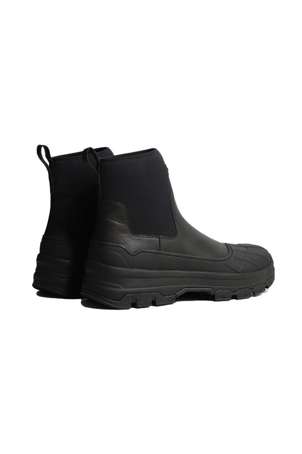 [MEN] 시티 익스플로러 부츠 - 블랙 MFS1000LNPBLK는 남성용 부츠로, 일상과 가벼운 하이킹에 적합합니다. 블랙 컬러의 무지 디자인에 라운드 앞코, 플랫 굽으로 편안한 착화감을 제공하며, 가을/겨울 계절에 착용하기 좋습니다. 합성가죽 소재에 슬립온 방식으로 신고 벗기 편하며, 앵클 탑라인으로 디자인되어 있습니다. 방수 기능을 갖춰 갑작스러운 날씨 변화에도 끄떡없으며, 내구성이 뛰어나 오랫동안 활용할 수 있습니다. 출근룩, 여행룩뿐만 아니라 캐주얼, 미니멀, 클래식 스타일에도 잘 어울리는 활용도 높은 부츠입니다.
