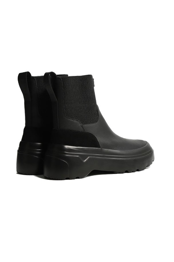 [UNISEX] 익스플로러 첼시 플랫폼 부츠 - 블랙 WFS1000LPYBLK는 유니섹스 디자인으로, 가을과 겨울에 어울리는 첼시 부츠입니다. 라운드 앞코와 고무 밴드, 앵클 탑라인으로 편안한 착용감을 제공하며, 무지 패턴의 블랙 컬러가 어떤 스타일에도 잘 어울립니다. 합성 가죽 소재에 플랫폼 솔이 더해져 트렌디한 룩을 연출하며, 출근룩, 모임룩, 미니멀, 클래식, 캐주얼 등 다양한 TPO와 스타일에 매치하기 좋습니다. 플랫 굽 타입으로 편안함을 강조한 데일리 부츠입니다.
