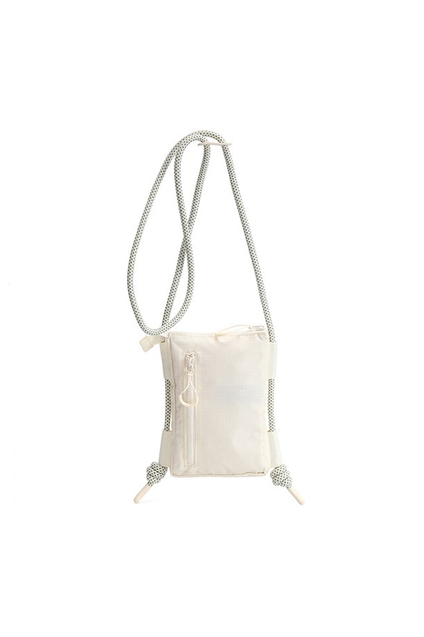 [UNISEX] 트래블 립스탑 폰파우치 - 셰이디드화이트 UBP1514NRSSHW는 여행룩에 어울리는 미니멀하고 캐주얼한 스타일의 폰파우치입니다. 립스탑 가공된 나일론과 폴리에스테르 소재를 사용하여 내구성과 방수 기능을 갖췄습니다. 사각 형태의 디자인에 셰이디드화이트 컬러, 무지 패턴으로 깔끔함을 더했습니다. 지퍼형 잠금 방식으로 소지품을 안전하게 보관할 수 있으며, 재활용 소재를 사용하여 제작되었습니다. 디지털 보증서와 1년 품질보증을 제공합니다.
