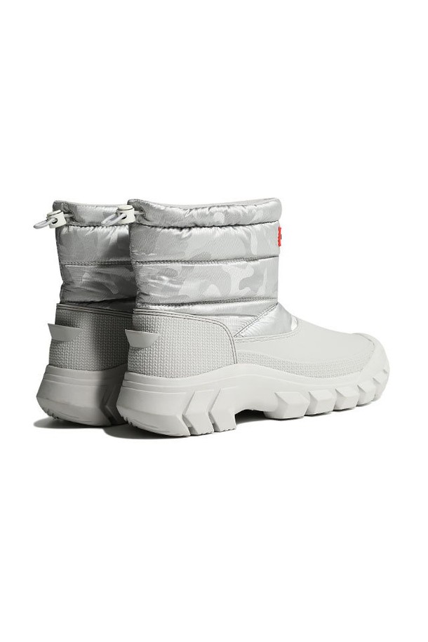 [WOMEN] 인트레피드 리플렉티브 카모 숏 스노우부츠 - 패턴그레이 WFS1004PCTPTG는 여성용 스노우부츠입니다. 캐주얼, 고프코어, 스포티 스타일을 연출하기 좋으며, 여행, 휴가, 캠핑 등 다양한 TPO에 활용 가능합니다. 라운드 앞코에 나일론 소재, 기모 안감으로 따뜻함을 더하고 플랫 굽으로 편안한 착용감을 제공합니다. 카모 패턴과 리플렉티브(재귀반사) 기능, 조임 끈으로 편의성을 높였으며, 방수 및 보온 기능으로 겨울철 야외 활동에 적합합니다. 숏 탑라인으로 활동성을 더했습니다.
