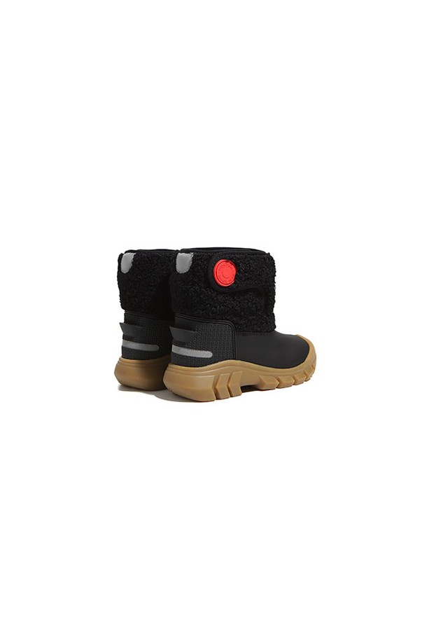 [KIDS] 인트레피드 부클 스노우부츠 - 블랙 KFT5000PTPBUU는 겨울철 스노우 스포츠 및 일상생활에서 활용하기 좋은 키즈용 스노우부츠입니다. 부클 소재와 블랙 컬러로 미니멀하고 캐주얼한 스타일을 연출하며, 여행룩과 캠핑룩에도 잘 어울립니다. 라운드 앞코에 벨크로형 여밈으로 편안하게 착용할 수 있으며, 방한 및 방수 기능과 기모 안감으로 보온성을 높였습니다. 플랫 굽에 경량 설계로 아이들이 활동하기 좋으며, 고프코어 스타일을 연출하기에도 적합합니다.
