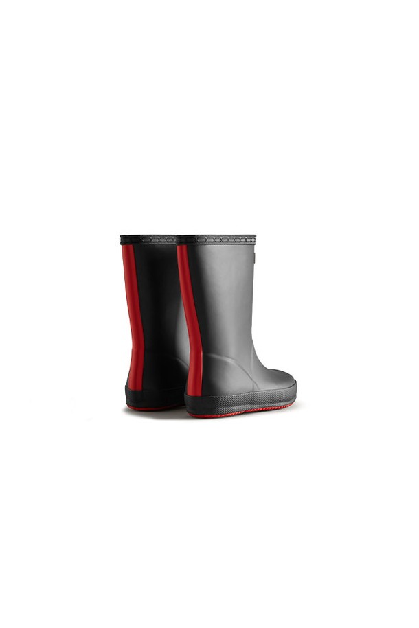 [KIDS] 퍼스트 클래식 인슐레이티드 레인부츠 - 레드블랙 KFT5047RMALBK는 비가 오는 날과 일상에서 모두 활용하기 좋은 키즈 레인부츠입니다. 라운드 앞코 디자인에 레드와 블랙 컬러 배색이 돋보이며, 캐주얼하고 미니멀한 스타일을 연출합니다. 고무 소재로 제작되어 방수 기능이 뛰어나고, 미끄럼 방지 기능으로 안전하게 활동할 수 있습니다. 안감은 인슐레이티드 처리되어 보온성을 제공하며, 봄, 여름, 가을 계절에 적합합니다. 오픈형 디자인으로 신고 벗기 편리합니다.
