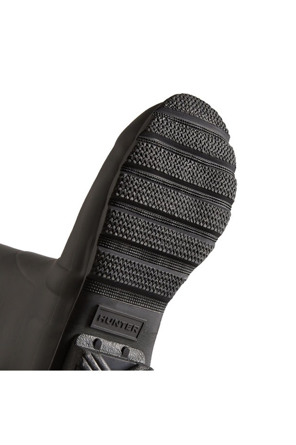 [WOMEN] 오리지날 인슐레이티드 톨 부츠 - 블랙 WFT2041RMABLK는 여성용 부츠로, 가을과 겨울에 착용하기 좋습니다. 블랙 컬러의 라운드 앞코 디자인에 방수 기능과 인슐레이티드 안감을 사용하여 일상생활은 물론 출근룩에도 활용 가능합니다. 플랫 굽에 무지 패턴으로 미니멀, 클래식, 캐주얼 스타일을 연출하기 용이합니다. 주요 소재는 고무이며, 톨 탑라인 디자인이 특징입니다.
