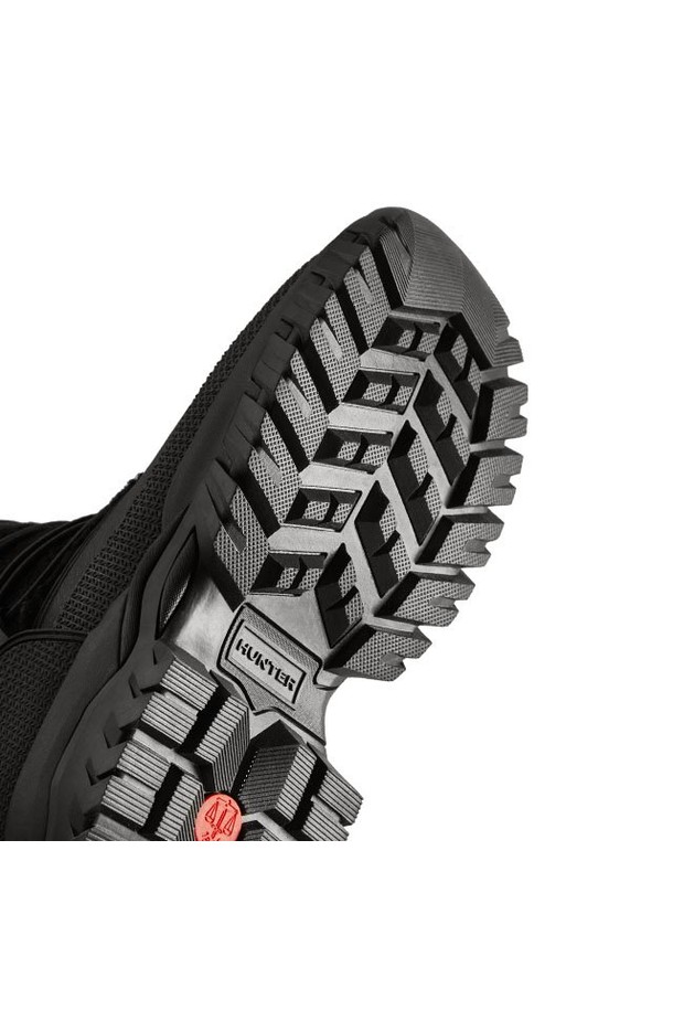 [WOMEN] 시어링 인슐레이티드 숏 스노우부츠 - 블랙 WFS2204HERBLK는 여성용 스노우부츠입니다. 겨울철 스노우 스포츠 및 일상생활에서 활용하기 좋으며, 라운드 앞코에 지퍼 여밈으로 편안하게 착용할 수 있습니다. 블랙 색상의 무지 디자인으로 다양한 룩에 매치하기 용이하며, 숏 기장으로 활동성을 높였습니다. 나일론 소재에 시어링 안감, 인슐레이티드 기능으로 보온, 방수, 방한 기능을 갖춰 추운 날씨에도 따뜻하게 발을 보호해 줍니다. 여행, 휴가, 캠핑 등 다양한 TPO와 캐주얼, 미니멀, 고프코어 스타일을 즐겨 입는 분들께 추천합니다.
