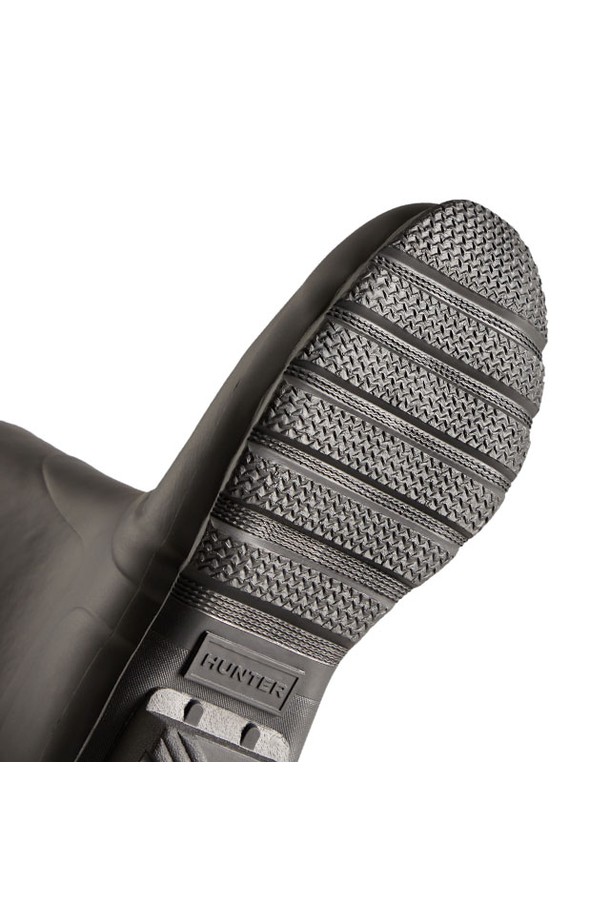 [WOMEN] 오리지널 인슐레이티드 숏 부츠 - 블랙 WFS2048RMABLK는 여성 고객을 위한 방수 기능의 블랙 컬러 부츠입니다. 라운드 토우 디자인에 플랫 굽으로 편안함을 강조했으며, 안감은 인슐레이티드 처리되어 가을, 겨울철에도 따뜻하게 착용할 수 있습니다. 미니멀, 클래식, 캐주얼 스타일의 출근룩에 잘 어울리며, 오픈형 디자인의 숏 부츠입니다. 주요 소재는 고무이며, 무지 패턴으로 어떤 스타일에도 매치하기 용이합니다.
