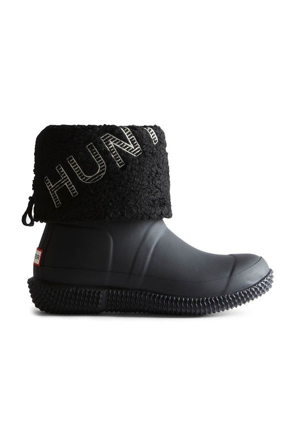 [WOMEN] 인앤아웃 인슐레이티드 헌터로고 스티치 부츠 - 블랙/화이트윌로우 WFS2241NREBWI는 여성용 부츠입니다. 라운드 토우 디자인에 블랙과 화이트 컬러 배색이 돋보이며, 앵클 탑라인으로 다리가 더욱 슬림해 보이는 효과를 줍니다. 방수 및 보온 기능을 갖춘 인슐레이티드 소재로 제작되어 가을, 겨울철에도 따뜻하고 쾌적하게 착용할 수 있습니다. 플랫 굽에 지퍼형 여밈으로 편안한 착용감을 선사하며, 미니멀, 클래식, 캐주얼 스타일 모두에 잘 어울립니다. 출근룩과 데이트룩에 다양하게 활용할 수 있는 실용적인 부츠입니다.
