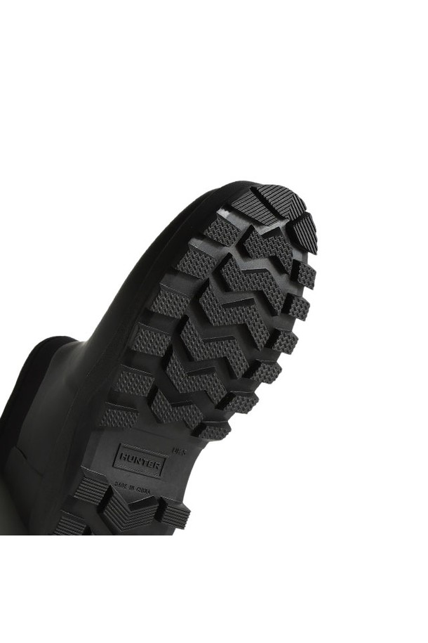 [WOMEN] 시티 익스플로러 앵클 부츠 - 블랙 WFS2250NREBLK는 여성용 앵클 부츠로, 일상과 가벼운 하이킹에 적합합니다. 블랙 컬러의 라운드 앞코 디자인, 플랫 굽에 합성가죽 소재로 제작되어 편안함을 제공합니다. 슬립온 스타일로 신고 벗기 편리하며, 가을과 겨울철에 따뜻하게 착용할 수 있습니다. 방수 기능과 미끄럼 방지 기능이 더해져 안전성을 높였으며, 캐주얼, 미니멀, 클래식 스타일의 출근룩과 산책룩에 잘 어울립니다.
