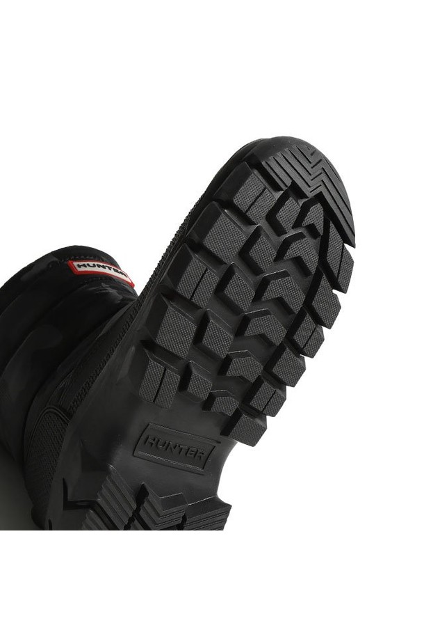 [WOMEN] 인트레피드 리플렉티브 카모 숏 스노우부츠 - 블랙 WFS1004PCTBLK는 여성용 겨울 스노우부츠입니다. 블랙 컬러에 카모 패턴이 적용되었으며, 나일론 소재와 벨크로형 여밈으로 편안한 착용감을 제공합니다. 숏 기장의 디자인으로 활동성과 보온성을 동시에 잡았으며, 기모 안감과 리플렉티브, 방수 기능이 특징입니다. 캐주얼, 고프코어, 스포티 스타일을 즐기는 분들께 여행룩, 휴가룩, 캠핑룩에 매치하기 좋은 아이템입니다. 로우힐 플랫 굽으로 편안함을 더했습니다.
