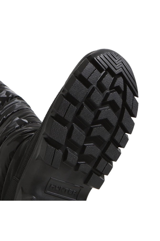 [WOMEN] 인트레피드 리플렉티브 카모 톨 스노우부츠 - 그레이/레인보우 WFT1004PCTBLK는 여성용 스노우부츠입니다. 그레이와 레인보우 컬러의 카모 패턴 디자인이 특징이며, 겨울철 스노우스포츠 및 일상에서도 착용 가능합니다. 톨 탑라인으로 보온성을 높였으며, 플랫 굽과 방수, 보온 기능을 갖추어 편안하고 따뜻하게 신을 수 있습니다. 리플렉티브(반사) 기능이 있어 야간 활동 시에도 안전성을 확보하였습니다. 캐주얼, 고프코어, 스포티 스타일의 여행룩, 휴가룩, 캠핑룩에 잘 어울립니다.
