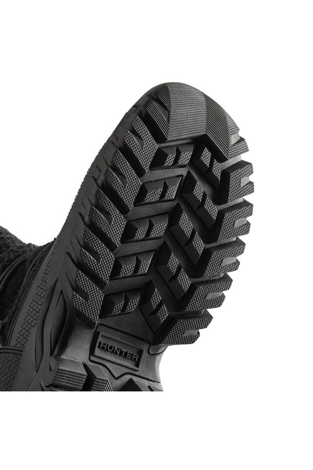 [WOMEN] 시어링 인슐레이티드 톨 스노우부츠 - 블랙 WFT2204HERBLK는 여성용 블랙 색상의 스노우부츠입니다. 시어링 소재와 플랫 굽으로, 겨울철 보온과 방한 기능을 갖춰 스노우 스포츠 및 일상생활에서 활용하기 좋습니다. 지퍼형으로 간편하게 착용 가능하며, 무지 디자인에 라운드 앞코로 캐주얼, 미니멀, 클래식 스타일을 연출할 수 있습니다. 여행룩, 휴가룩, 캠핑룩 등 다양한 TPO에 매치하여 따뜻하고 스타일리시하게 연출해보세요.
