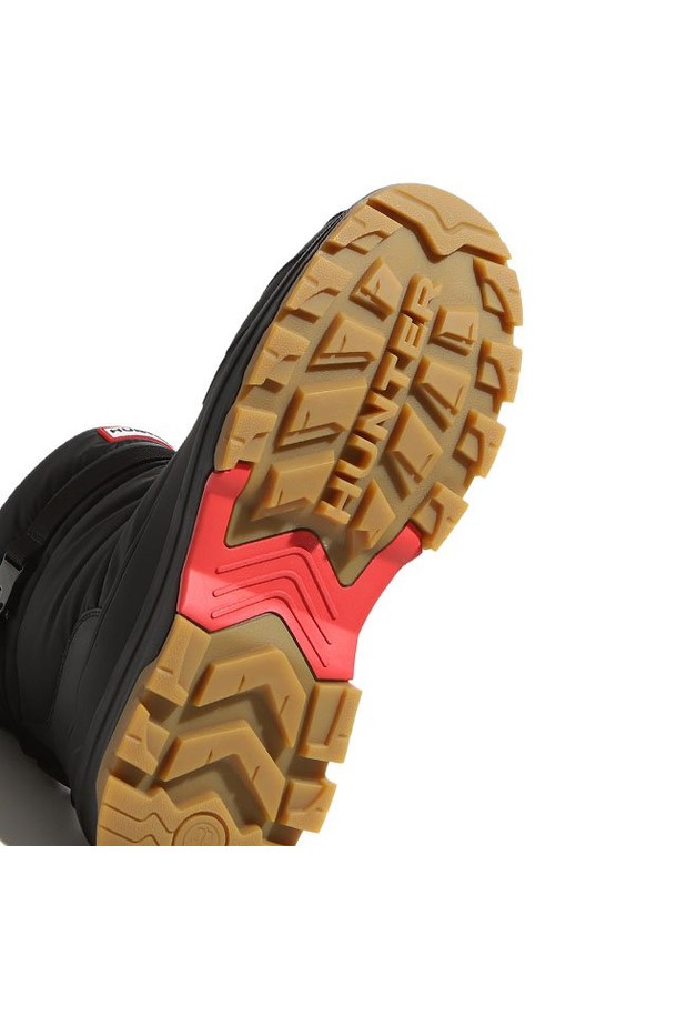 [MEN] 인트레피드 버클 숏 스노우부츠 - 블랙 MFS1000NYRBUU는 남성용 스노우부츠입니다. 겨울철 스노우 스포츠 및 일상생활에서 활용하기 좋으며, 방수 및 보온 기능이 탁월합니다. 라운드 앞코에 플랫 굽, 숏 탑라인 디자인으로 활동성을 높였으며, 버클 여밈 방식으로 간편하게 착용할 수 있습니다. 겉감은 나일론 소재, 내부는 기모 안감으로 제작되어 추운 날씨에도 따뜻하게 발을 보호합니다. 여행룩, 휴가룩, 캠핑룩 등 다양한 TPO에 캐주얼, 미니멀, 고프코어 스타일로 연출하기 좋습니다.
