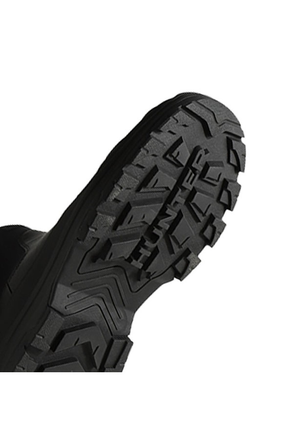 [MEN] 시티 익스플로러 부츠 - 블랙 MFS1000LNPBLK는 남성용 부츠로, 일상과 가벼운 하이킹에 적합합니다. 블랙 컬러의 무지 디자인에 라운드 앞코, 플랫 굽으로 편안한 착화감을 제공하며, 가을/겨울 계절에 착용하기 좋습니다. 합성가죽 소재에 슬립온 방식으로 신고 벗기 편하며, 앵클 탑라인으로 디자인되어 있습니다. 방수 기능을 갖춰 갑작스러운 날씨 변화에도 끄떡없으며, 내구성이 뛰어나 오랫동안 활용할 수 있습니다. 출근룩, 여행룩뿐만 아니라 캐주얼, 미니멀, 클래식 스타일에도 잘 어울리는 활용도 높은 부츠입니다.
