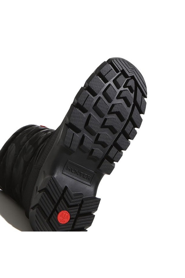 "[MEN] 인트레피드 리플렉티브 카모 스노우부츠 - 블랙 MFS2004PCTBLK"는 남성용 스노우부츠입니다. 겨울철 스노우 스포츠 및 일상생활에서 활용하기 좋으며, 방수, 보온 기능을 갖춰 추운 날씨에도 따뜻하고 쾌적하게 착용할 수 있습니다. 블랙 컬러에 카모 패턴이 더해져 캐주얼, 고프코어, 스포티 스타일을 연출하기 좋습니다. 벨크로형 여밈과 미드컷 디자인으로 편안한 착용감을 제공하며, 리플렉티브(반사) 기능으로 야간 활동 시에도 안전성을 높였습니다. 여행, 캠핑, 휴가 등 다양한 TPO에 활용할 수 있는 실용적인 부츠입니다.
