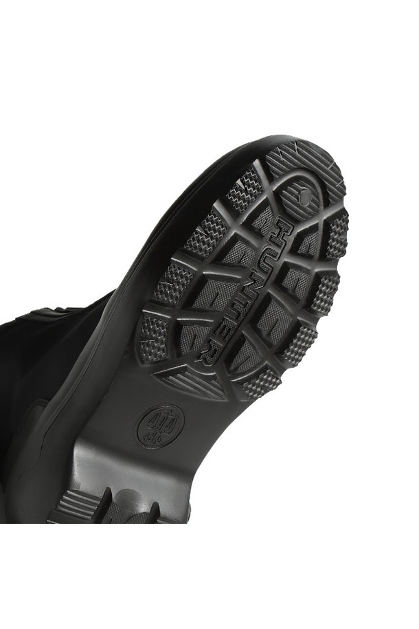 [UNISEX] 익스플로러 앵클 지퍼 플랫폼 부츠 - 블랙 WFS1000LNYBLK는 가을, 겨울 시즌에 어울리는 유니섹스 앵클 부츠입니다. 라운드 앞코와 무지 디자인으로 시크하고 미니멀한 스타일을 연출하며, 출근룩에도 활용하기 좋습니다. 블랙 컬러의 가죽 소재와 굽높이 플랫폼, 플랫 굽 타입으로 편안한 착용감을 제공합니다. 지퍼 여밈 방식으로 신고 벗기 편리하며, 앵클 탑라인과 플랫폼 솔이 특징입니다.
