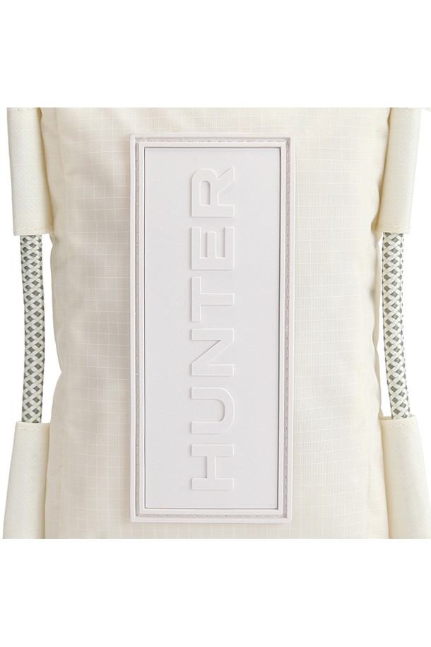 [UNISEX] 트래블 립스탑 폰파우치 - 셰이디드화이트 UBP1514NRSSHW는 여행룩에 어울리는 미니멀하고 캐주얼한 스타일의 폰파우치입니다. 립스탑 가공된 나일론과 폴리에스테르 소재를 사용하여 내구성과 방수 기능을 갖췄습니다. 사각 형태의 디자인에 셰이디드화이트 컬러, 무지 패턴으로 깔끔함을 더했습니다. 지퍼형 잠금 방식으로 소지품을 안전하게 보관할 수 있으며, 재활용 소재를 사용하여 제작되었습니다. 디지털 보증서와 1년 품질보증을 제공합니다.
