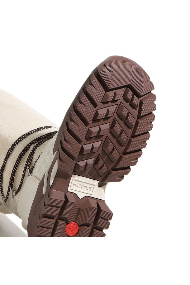 [WOMEN] 시어링 인슐레이티드 톨 스노우부츠 - 화이트윌로우 WFT2204HERWLT는 여성용 겨울 스노우부츠입니다. 라운드 토우 디자인에 지퍼형 여밈으로 편안하게 착용 가능하며, 톨 탑라인이 다리를 따뜻하게 감싸줍니다. 화이트 컬러의 무지 디자인으로 다양한 룩에 매치하기 용이하며, 시어링 안감과 주요 소재를 사용하여 보온성을 높였습니다. 방수 기능과 인슐레이티드 처리로 눈, 비가 오는 날씨에도 쾌적하게 신을 수 있으며, 플랫 굽으로 편안한 착용감을 제공합니다. 여행, 휴가, 캠핑 등 다양한 TPO에 캐주얼, 미니멀, 고프코어 스타일로 연출하기 좋습니다.
