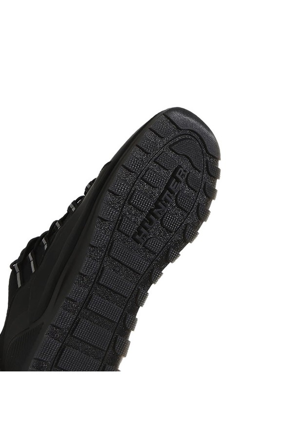 **[MEN] 트래블 미드 스니커즈 - 블랙 MFK1000PTPBLK**는 여행과 일상에서 모두 활용하기 좋은 남성용 미드컷 스니커즈입니다. 라운드 앞코 디자인과 블랙 컬러, 무지 패턴으로 미니멀, 캐주얼, 클래식 스타일을 연출하기 좋습니다. 가볍고 통기성이 좋은 합성가죽 소재를 사용하여 편안한 착용감을 제공하며, 봄, 여름, 가을 계절에 적합합니다. 끈으로 여미는 방식으로, 출근룩과 여행룩에 모두 활용할 수 있습니다.
