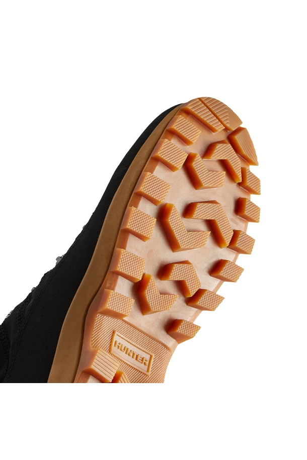 [WOMEN] 트래블 익스플로러 부츠 - 블랙 WFS2336RENBLK는 여행, 일상, 아웃도어 활동에 적합한 여성용 부츠입니다. 라운드 앞코에 미드컷 탑라인 디자인으로, 가을, 겨울 계절에 따뜻하게 착용할 수 있습니다. 블랙 색상의 무지 디자인으로 클래식, 미니멀, 캐주얼 스타일 모두 소화 가능하며, 레이스업 방식으로 편안하게 신을 수 있습니다. 굽 높이 35mm의 로우힐 부츠로, FSC 인증 천연고무 소재와 방수 기능을 갖춰 실용성을 더했습니다. 핸드메이드 제작, 3D 패턴 커팅, 벌커나이즈드 제조 공법을 통해 높은 품질을 자랑합니다.
