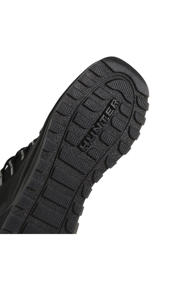 [WOMEN] 트래블 미드 트레이너 - 블랙 WFK2000PTPBLK는 여성용 트래블 미드 트레이너로, 여행, 일상, 워킹에 적합합니다. 블랙 컬러의 라운드 앞코 디자인, 합성가죽 소재로 제작되었으며, 미들 굽 높이와 플랫 굽 타입으로 편안함을 제공합니다. 경량 및 통기성이 뛰어나 봄, 여름, 가을 계절에 활용하기 좋으며, 끈형 여밈과 로우탑 디자인으로 캐주얼, 미니멀, 클래식 스타일을 연출할 수 있습니다. 무지 패턴으로 다양한 룩에 매치하기 용이하며, 산책룩과 여행룩에 착용하기 좋습니다.
