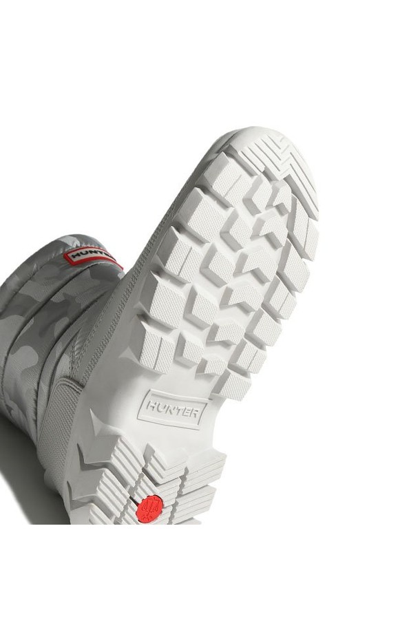 [WOMEN] 인트레피드 리플렉티브 카모 숏 스노우부츠 - 패턴그레이 WFS1004PCTPTG는 여성용 스노우부츠입니다. 캐주얼, 고프코어, 스포티 스타일을 연출하기 좋으며, 여행, 휴가, 캠핑 등 다양한 TPO에 활용 가능합니다. 라운드 앞코에 나일론 소재, 기모 안감으로 따뜻함을 더하고 플랫 굽으로 편안한 착용감을 제공합니다. 카모 패턴과 리플렉티브(재귀반사) 기능, 조임 끈으로 편의성을 높였으며, 방수 및 보온 기능으로 겨울철 야외 활동에 적합합니다. 숏 탑라인으로 활동성을 더했습니다.
