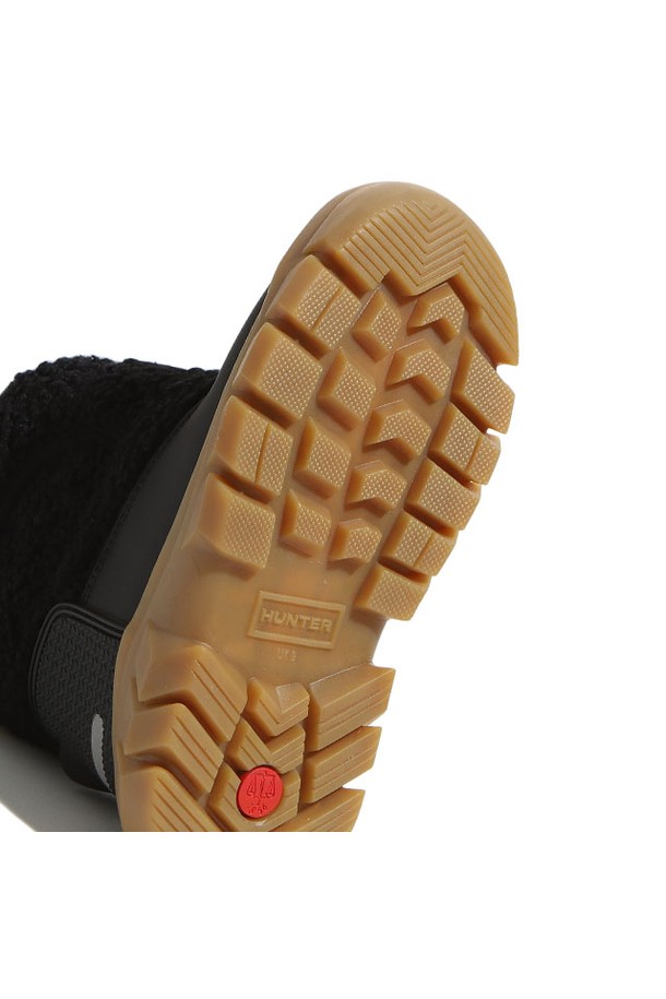 **[JUNIOR] 인트레피드 부클 스노우부츠 - 블랙 JFT6000PTPBUU**는 유아동을 위한 겨울철 방한 부츠입니다. 부클 소재와 기모 안감으로 따뜻함을 더하고, 라운드 앞코와 벨크로형 여밈으로 편안한 착용감을 제공합니다. 눈, 비로부터 보호하는 방수 기능과 플랫 굽 디자인으로 활동성을 높였으며, 여행룩, 캠핑룩, 캐주얼, 미니멀, 고프코어 스타일 연출에 적합합니다. 블랙 컬러의 무지 디자인으로 어떤 옷에도 쉽게 매치할 수 있습니다.
