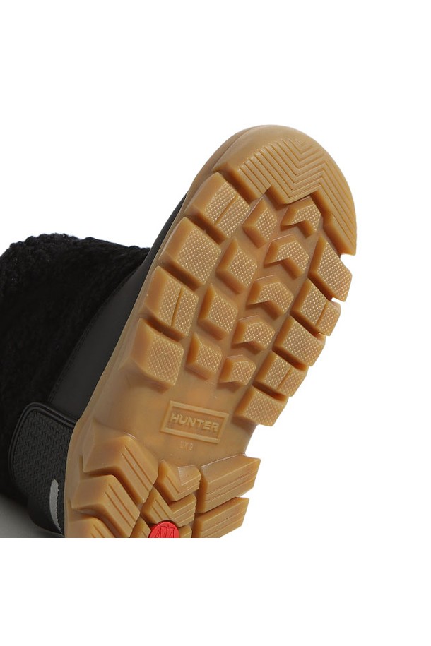 [KIDS] 인트레피드 부클 스노우부츠 - 블랙 KFT5000PTPBUU는 겨울철 스노우 스포츠 및 일상생활에서 활용하기 좋은 키즈용 스노우부츠입니다. 부클 소재와 블랙 컬러로 미니멀하고 캐주얼한 스타일을 연출하며, 여행룩과 캠핑룩에도 잘 어울립니다. 라운드 앞코에 벨크로형 여밈으로 편안하게 착용할 수 있으며, 방한 및 방수 기능과 기모 안감으로 보온성을 높였습니다. 플랫 굽에 경량 설계로 아이들이 활동하기 좋으며, 고프코어 스타일을 연출하기에도 적합합니다.
