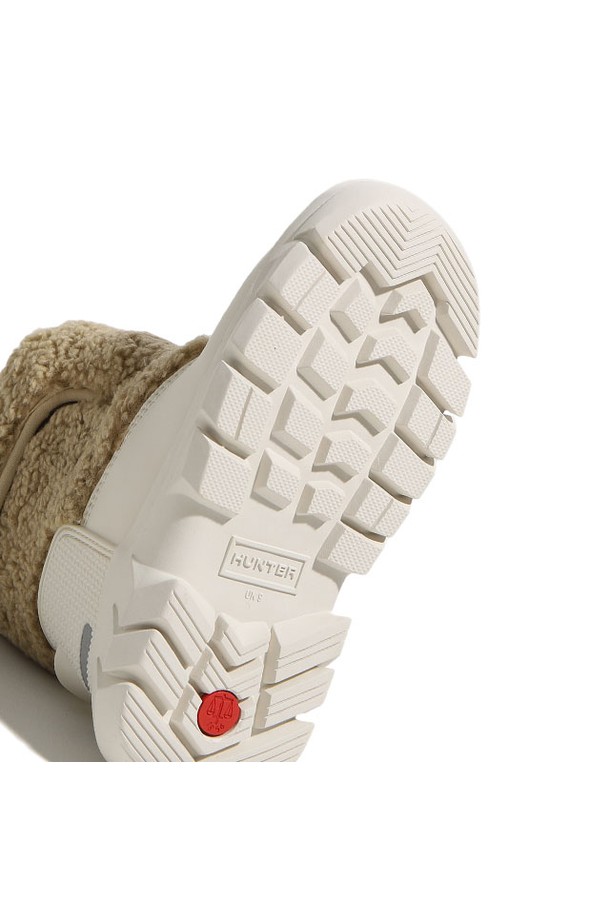 [JUNIOR] 인트레피드 부클 스노우부츠 - 화이트윌로우 JFT6000PTPTIW는 유아동을 위한 방한 및 보온 기능을 갖춘 스노우부츠입니다. 부클 소재와 라운드 앞코 디자인으로 따뜻하고 포근한 착용감을 제공하며, 겨울철 스노우스포츠와 일상생활에서 모두 활용 가능합니다. 화이트 컬러의 무지 디자인에 앵클 탑라인과 슬립온 형태로 제작되어 캐주얼, 미니멀, 클래식 스타일의 다양한 룩에 매치하기 좋습니다. 안감은 퍼 소재로 마감되어 보온성을 높였으며, 방수 기능으로 눈이나 비에도 쾌적하게 신을 수 있습니다. 여행룩, 캠핑룩 등 겨울철 활동적인 스타일을 연출하기에 적합합니다.
