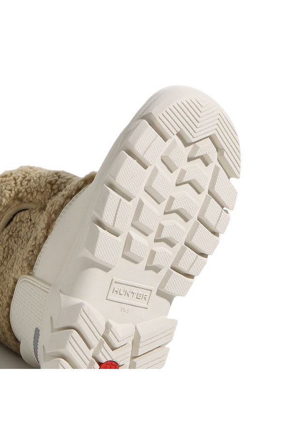 [KIDS] 인트레피드 부클 스노우부츠 - 화이트윌로우 KFT5000PTPTIW는 겨울철 추위로부터 아이들을 보호해 줄 키즈용 스노우부츠입니다. 부클 소재와 화이트 컬러, 라운드 앞코 디자인으로 캐주얼, 미니멀, 고프코어 스타일을 연출하기 좋습니다. 부츠 안감은 퍼(Fur)로 제작되어 보온성을 높였으며, 벨크로형 여밈과 앵클 탑라인으로 편안하게 착용할 수 있습니다. 굽 높이는 로우, 굽 타입은 플랫이며 무지 디자인으로 어떤 옷에도 잘 어울립니다. 스노우스포츠 및 일상생활에서 방한 및 방수 기능으로 아이들의 발을 따뜻하게 지켜줍니다. 여행룩, 캠핑룩에 매치하여 스타일리시함과 활동성을 동시에 잡으세요.
