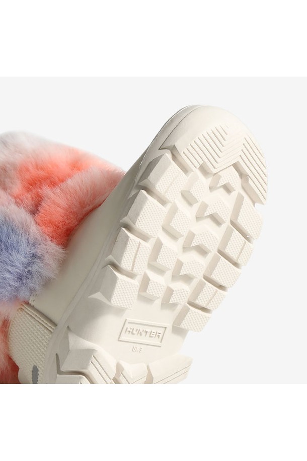 [KIDS] 인트레피드 레인보우 폭스 퍼 스노우부츠 - 화이트윌로우/멀티 KFT5100RBFWWM는 키즈용 스노우부츠입니다. 화이트와 멀티 컬러 배색, 애니멀 패턴의 폭스 퍼 소재로 제작되어 겨울철 스노우스포츠 및 일상에서도 따뜻하고 스타일리시하게 착용할 수 있습니다. 굽은 플랫 형태로 편안한 착용감을 제공하며, 안감 역시 퍼 소재로 보온성을 높였습니다. 방수 기능으로 눈, 비에도 끄떡없이 활동 가능하며, 여행룩, 휴가룩, 캠핑룩 등 다양한 TPO에 캐주얼, 고프코어, 미니멀 스타일로 연출하기 좋습니다.
