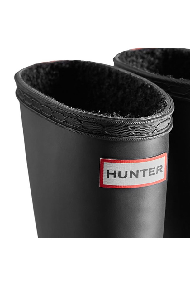 [KIDS] 퍼스트 클래식 인슐레이티드 레인부츠 - 레드블랙 KFT5047RMALBK는 비가 오는 날과 일상에서 모두 활용하기 좋은 키즈 레인부츠입니다. 라운드 앞코 디자인에 레드와 블랙 컬러 배색이 돋보이며, 캐주얼하고 미니멀한 스타일을 연출합니다. 고무 소재로 제작되어 방수 기능이 뛰어나고, 미끄럼 방지 기능으로 안전하게 활동할 수 있습니다. 안감은 인슐레이티드 처리되어 보온성을 제공하며, 봄, 여름, 가을 계절에 적합합니다. 오픈형 디자인으로 신고 벗기 편리합니다.
