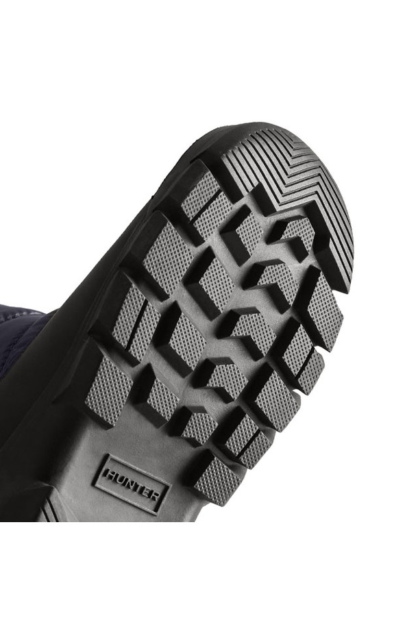 키즈(KIDS) 오리지날 스노우부츠 - 블랙 KFT5068WWUBLK는 겨울철 스노우 스포츠와 일상생활에서 모두 활용 가능한 방수, 보온 기능을 갖춘 부츠입니다. 캐주얼, 미니멀, 고프코어 스타일을 즐겨 입는 아이들을 위한 제품으로, 여행, 캠핑, 휴가 등 다양한 TPO에 매치하기 좋습니다. 블랙 컬러의 무지 디자인으로 어떤 옷에도 쉽게 코디할 수 있으며, 플랫 굽으로 편안한 착용감을 제공합니다. 
