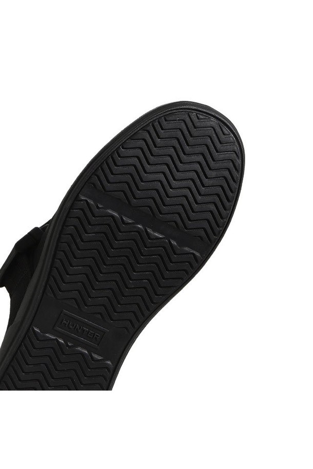 [WOMEN] 인앤아웃 탑클립 패딩 뮬 슬리퍼 - 블랙 WFF2001WWUBLK는 여성용 뮬 슬리퍼로, 사계절 내내 착용 가능한 실용적인 아이템입니다. 부드러운 패딩 소재와 안감으로 편안한 착용감을 선사하며, 라운드 앞코 디자인으로 발을 감싸줍니다. 블랙 색상에 무지 패턴으로 어떤 스타일에도 잘 어울리며, 탑클립 디테일이 돋보입니다. 집콕룩, 산책룩, 여행룩 등 다양한 TPO에 활용 가능하며, 미니멀, 캐주얼, 클래식 스타일을 즐겨 입는 분들께 추천합니다.
