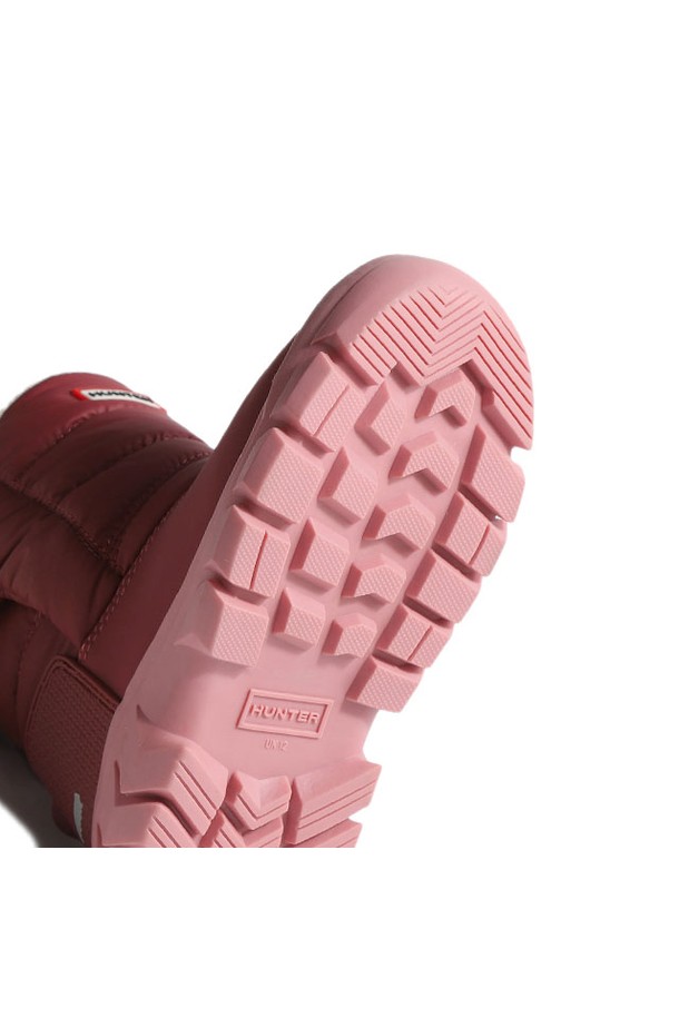 [JUNIOR] 오리지날 스노우부츠 - 바이탈 버건디 JFT6166WWUVPK는 유아동을 위한 방수, 보온 기능을 갖춘 겨울용 스노우부츠입니다. 라운드 앞코와 벨크로형 여밈 디자인으로 편안하게 착용할 수 있으며 미드컷 탑라인이 발목을 안정적으로 감싸줍니다. 굽 높이는 낮고 플랫 타입이며, 나일론 소재와 기모 안감으로 제작되어 따뜻하고 쾌적한 착용감을 제공합니다. 버건디 컬러의 무지 패턴으로 다양한 겨울철 룩에 캐주얼, 미니멀, 고프코어 스타일로 연출하기 좋습니다. 여행, 산책, 캠핑 등 다양한 TPO에 활용할 수 있습니다.
