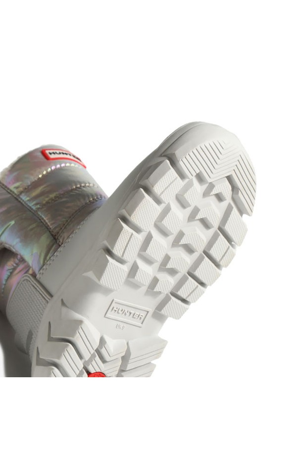 [KIDS] 인트레피드 카모 스노우부츠 - 그레이/레인보우 KFT5001PCTPYR는 겨울철 스노우 스포츠와 일상생활에서 모두 활용 가능한 키즈용 스노우부츠입니다. 그레이와 레인보우 컬러의 카모 패턴이 적용된 하이탑 디자인으로, 나일론 소재와 기모 안감, 벨크로형 여밈으로 편안함과 보온성을 제공합니다. 방수, 보온, 방한 기능이 있어 눈, 비에도 끄떡없으며, 플랫 로우힐 굽으로 안정적인 착용감을 선사합니다. 여행룩, 캠핑룩, 캐주얼, 고프코어, 스포티 스타일 모두에 잘 어울리는 활용도 높은 부츠입니다.
