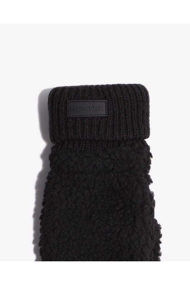 [UNISEX] 인트레피드 손모아장갑 - 블랙 HR10088BLK는 미니멀, 클래식, 캐주얼 스타일에 적합한 유니섹스 장갑입니다. 겨울철 보온성을 위해 두꺼운 두께로 제작되었으며, 부드러운 촉감이 특징입니다. 겉감, 안감 모두 폴리에스테르 100%로 제작되었으며, 커프스는 아크릴 100%로 구성되었습니다. 손모아 디자인으로 보온성을 높였으며, 블랙 컬러의 무지 디자인으로 어떤 스타일에도 잘 어울립니다. 일상생활에서 따뜻하고 편안하게 착용할 수 있습니다.
