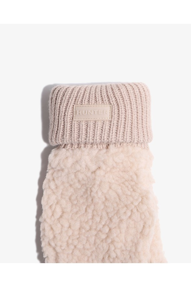 **[UNISEX] 인트레피드 손모아장갑 - 화이트윌로우 HR10088WHW**는 겨울철 보온성을 높여주는 유니섹스 손모아 디자인 장갑입니다. 부드러운 촉감의 폴리에스테르와 아크릴 혼방 소재로 제작되었으며, 두꺼운 두께감으로 따뜻하게 착용할 수 있습니다. 미니멀, 클래식, 캐주얼 스타일 모두 소화 가능하며, 무지 디자인으로 어떤 옷에도 잘 어울립니다. 손모아 디자인은 활동성을 보장하며, 핸드메이드 제작으로 섬세함을 더했습니다. 양말과 함께 착용하면 더욱 따뜻하게 겨울을 보낼 수 있습니다.
