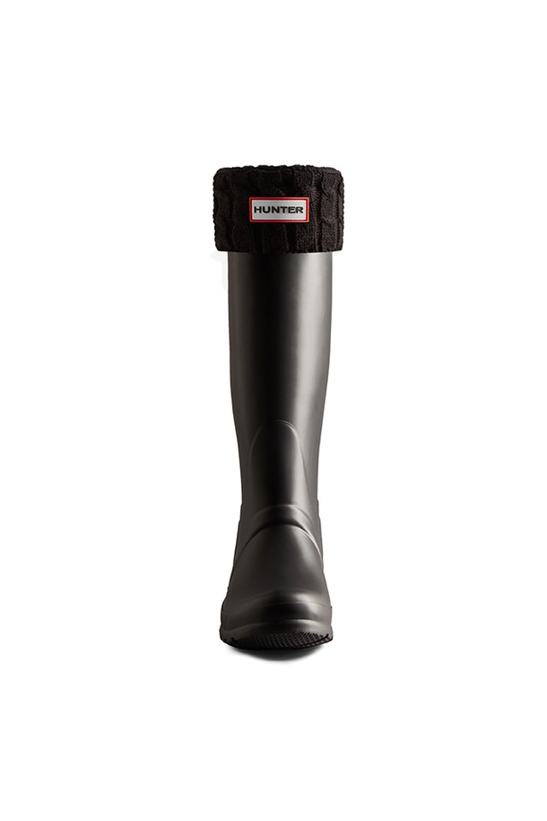 [UNISEX] 오리지날 6스티치 케이블 톨 부츠삭스 - 블랙 UAS3415RPYBLK는 가을과 겨울에 따뜻하게 착용할 수 있는 유니섹스 양말입니다. 면 소재로 제작되어 부드럽고 편안한 착용감을 제공하며, 보온 기능을 갖춰 추운 날씨에도 따뜻함을 유지해줍니다. 블랙 색상에 케이블 패턴이 더해져 클래식, 미니멀, 캐주얼 스타일 모두 소화 가능합니다. 특히 출근룩에 매치하여 스타일리시한 연출을 할 수 있는 톨 부츠삭스입니다. 발목 부분의 6스티치 디테일이 돋보이는 디자인입니다.
