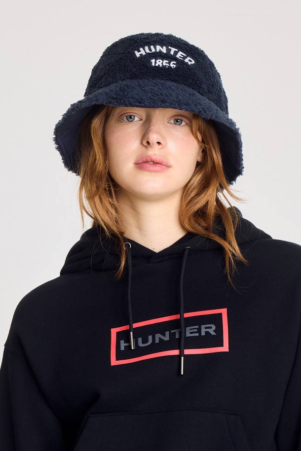 [UNISEX] 리버서블 부클 버킷햇 - 네이비 HBW0004CHZNVY는 아웃도어 활동과 일상에서 모두 활용하기 좋은 유니섹스 버킷햇입니다. 부드러운 촉감의 폴리에스터 소재로 제작되어 편안한 착용감을 선사하며, 봄, 여름, 가을 계절에 적합합니다. 네이비 컬러의 무지 디자인으로 어떤 스타일에도 쉽게 매치할 수 있으며, 캐주얼, 미니멀, 클래식 스타일을 즐기는 분들께 추천합니다. 양면 착용이 가능한 리버서블 디자인으로, 다양한 스타일을 연출할 수 있는 실용적인 아이템입니다. 여행룩과 산책룩에 포인트를 더해보세요.
