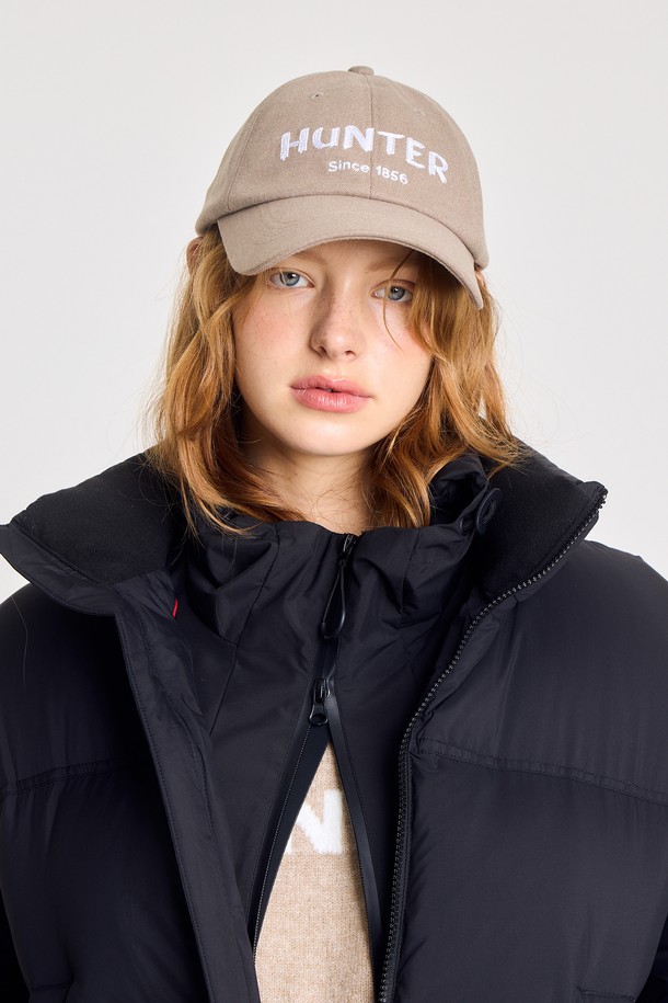 [UNISEX] 울 터치 자수 1856 캡 - 스무스페블 HBW0002CHZSMP는 부드러운 촉감의 울 터치 소재로 제작된 유니섹스 캡모자입니다. 은은한 자수 디자인이 돋보이며, 스무스페블 컬러로 어떤 룩에도 자연스럽게 어울립니다. 챙 넓이는 7.5cm, 모자 깊이는 11.5cm이며, 사이즈 조절이 가능하여(58~62cm) 편안하게 착용할 수 있습니다. 캐주얼, 미니멀, 클래식 스타일을 즐기는 분들께 동네 마실룩, 산책룩에 포인트 아이템으로 추천합니다. 폴리에스테르, 레이온, 폴리우레탄 혼방 소재로 사계절 내내 활용하기 좋습니다.
